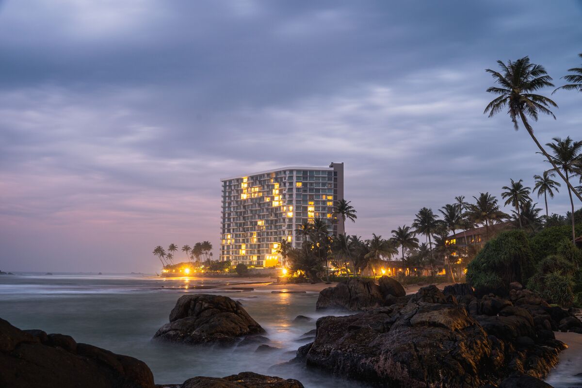Extended luxury Sri Lanka tour with culture, safari, and a beach resort stay