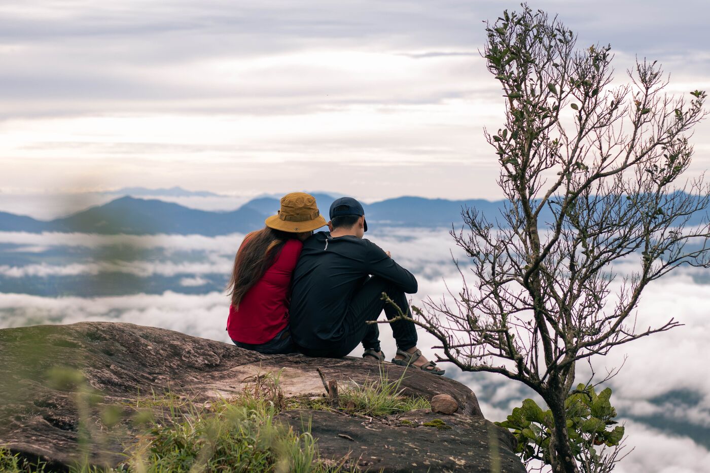 Romantic Sri Lanka couples tour through the green hill country near Ella