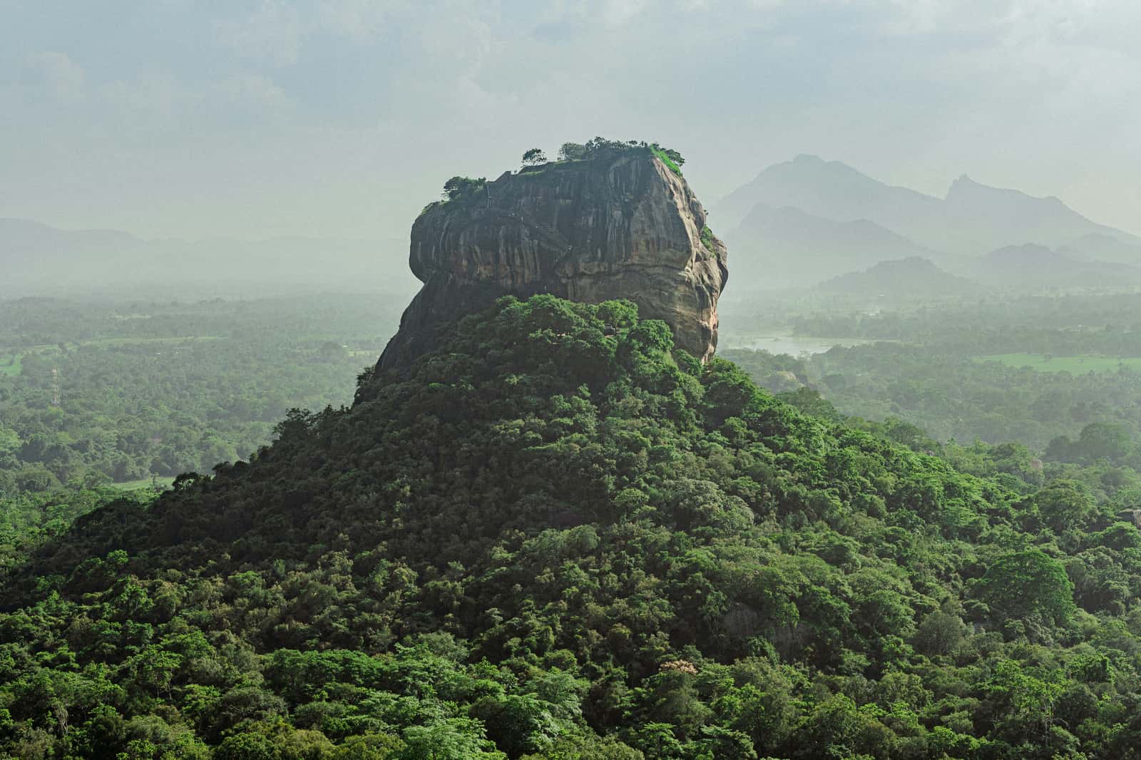 Scenic Sri Lanka private tour route through culture and hill country